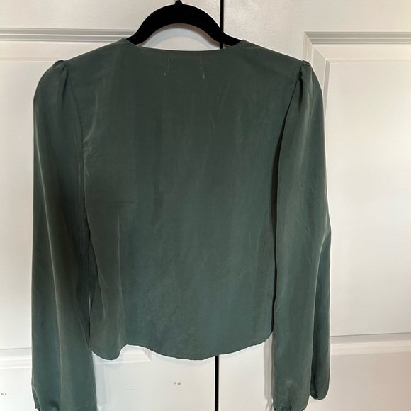 Urban woman’s top size small petite - Picture 2 of 5